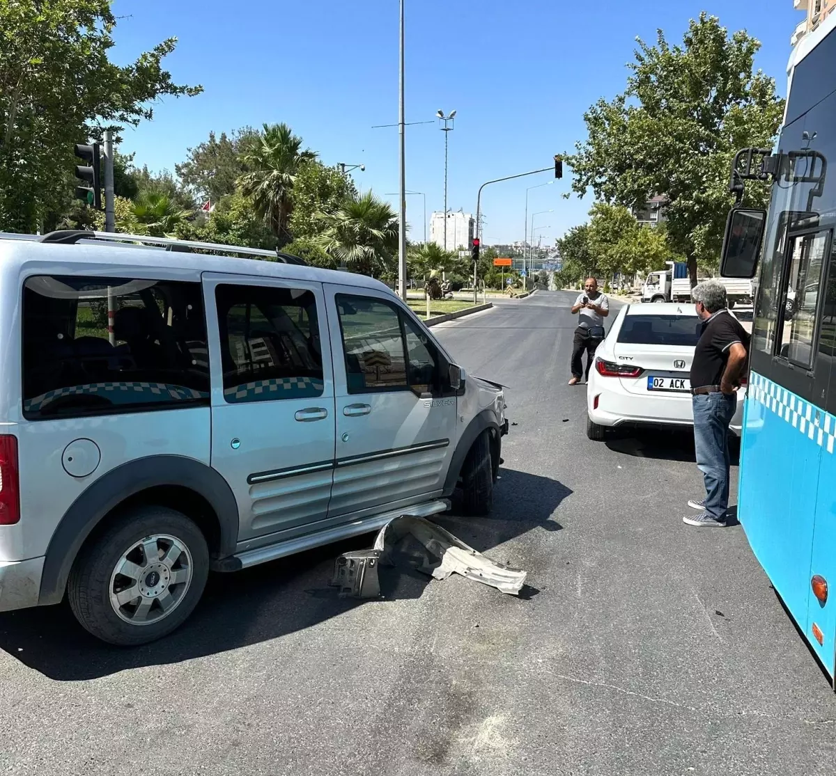 Adıyaman\'da Hafif Ticari Araç ile Otomobil Çarpıştı: 1 Yaralı