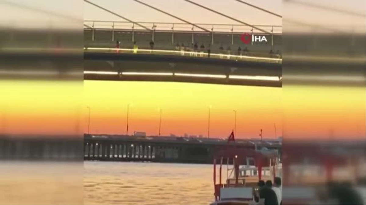 Haliç Metro Köprüsü\'nde gençlerin tehlikeli oyunu kamerada: Serinlemek için köprüden atladılar