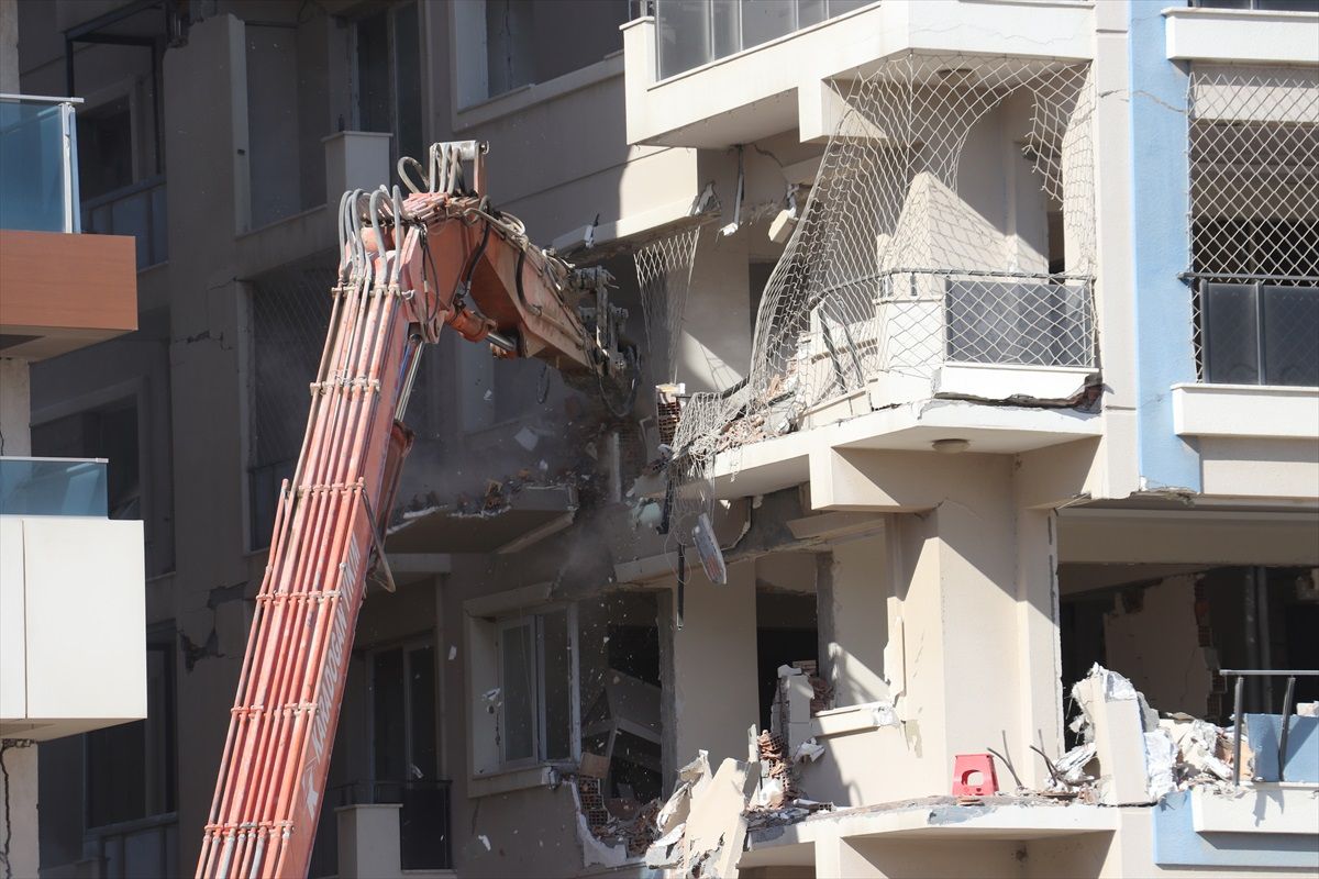 Hatay\'da depremden etkilenen binalar yıkılıyor