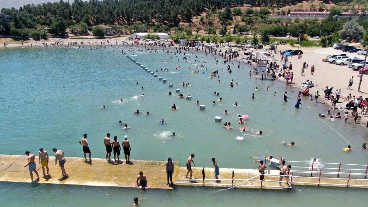 Elazığ\'da Hazar Gölü\'ndeki plajlara yoğun ilgi