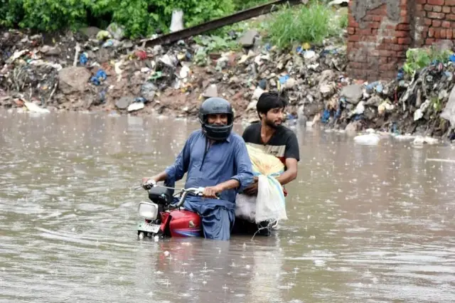 Hindistan ve Pakistan'da Muson Yağmurları Hayatı Olumsuz Etkiledi