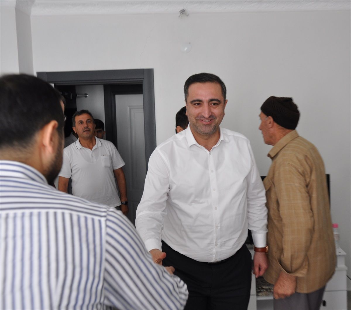HÜDA PAR Milletvekili Serkan Ramanlı, bıçaklı saldırıya uğrayan kadını ziyaret etti