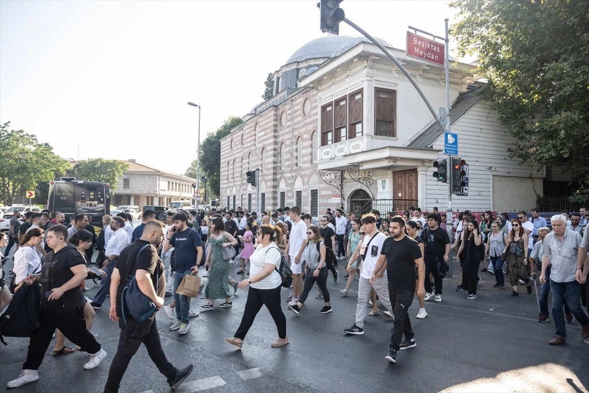 Beşiktaş Meydanı\'ndaki Trafik Yoğunluğu Tepkilere Neden Oldu