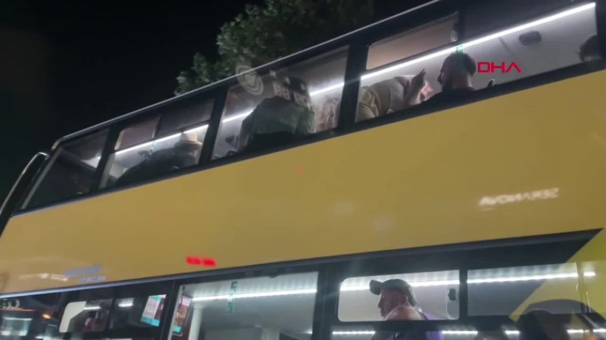 Kadıköy\'de İETT Otobüsünde Dans Şov