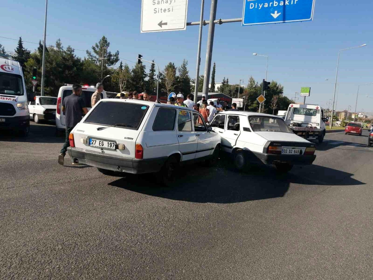 Adıyaman\'da Otomobil Kazası: 5 Kişi Yaralandı