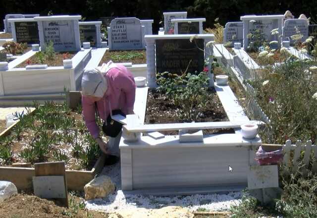 İntihar eden genç kızın mezarının tahrip edilmesi acılı anneyi isyan ettirdi İntihar eden genç kızın mezarının tahrip edilmesi acılı anneyi isyan ettirdi