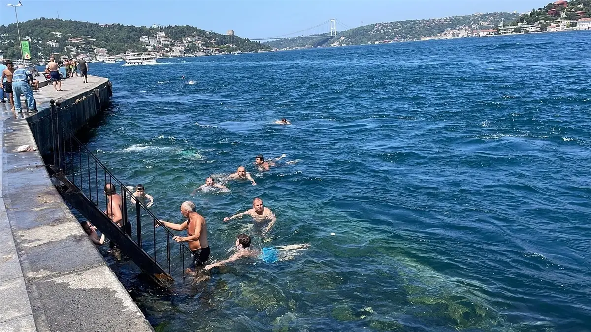 İstanbul\'da Sıcak Hava Nedeniyle Vatandaşlar Serinlemek İçin Sahillere Akın Etti