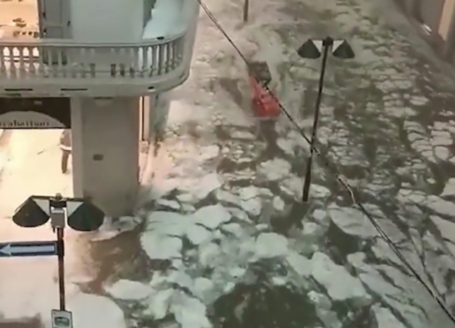 İtalya'da şiddetli dolu yağışı! Göle dönen sokaklarda buz kütleleri yüzdü