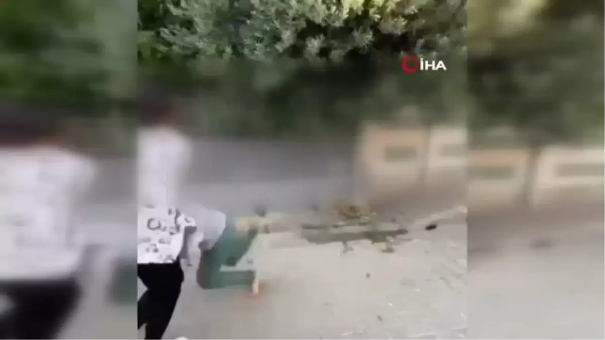 İzmir'de kızlar saç saça kavga etti, o anları gülerek kayda aldılar