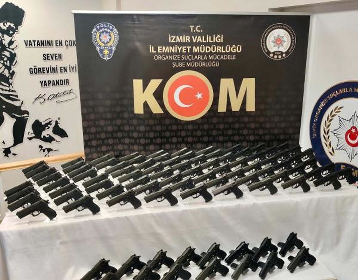 İzmir\'de düzenlenen operasyonda 92 tabanca ele geçirildi