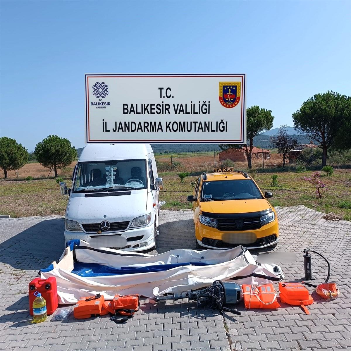 Ayvalık\'ta düzensiz göçmen operasyonu: 3 organizatör ve 13 göçmen yakalandı