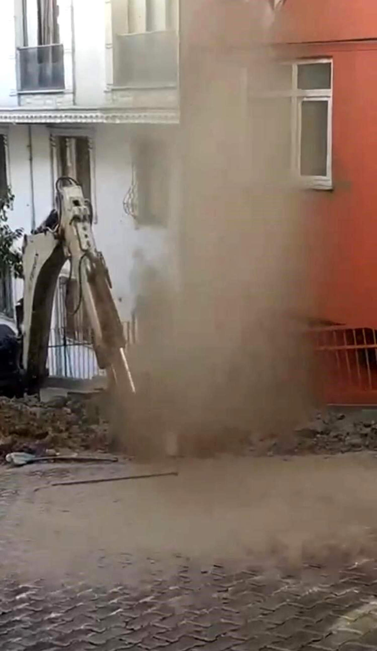 Kağıthane\'de İSKİ ekiplerinin çalışması sonucu su borusu patladı