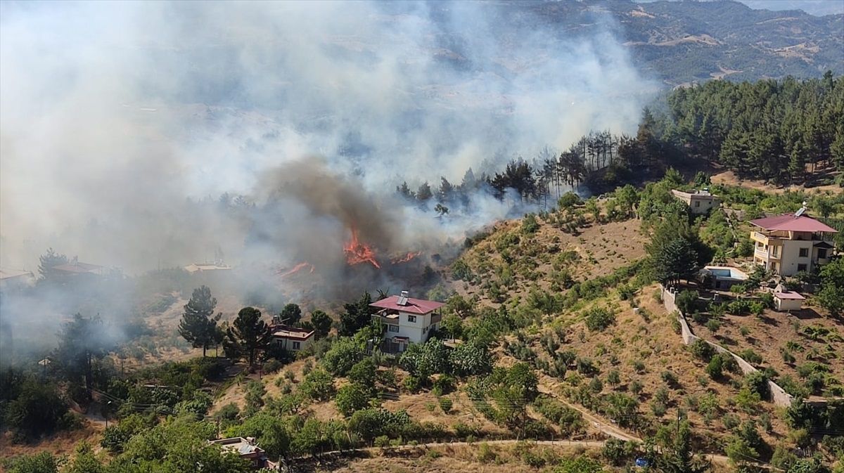 Kahramanmaraş\'ta Orman Yangınlarına Havadan ve Karadan Müdahale Ediliyor
