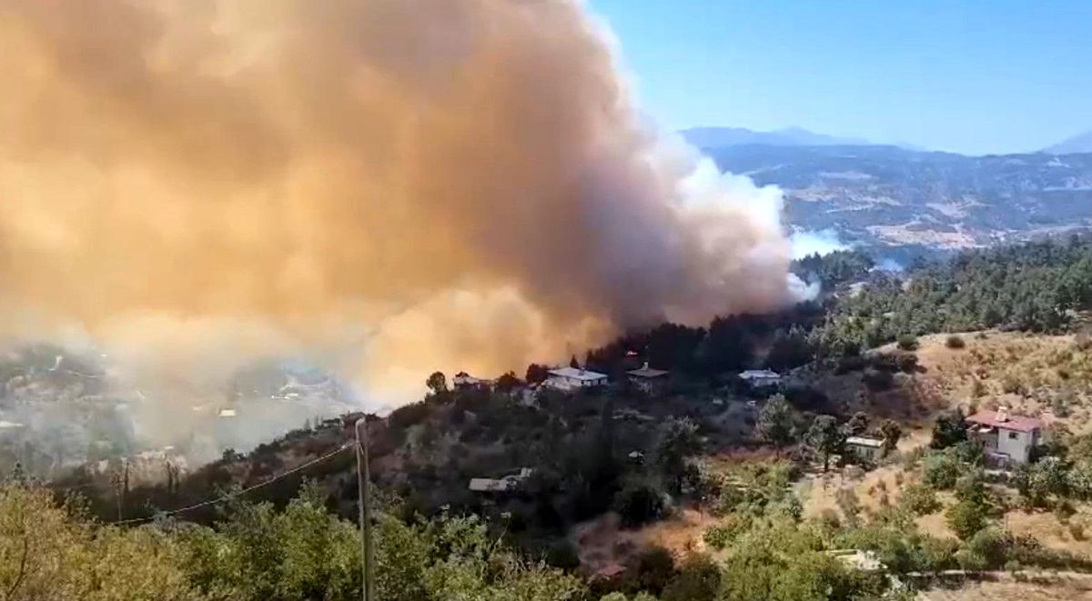 Kahramanmaraş\'ta Orman Yangını Evlere Sıçradı