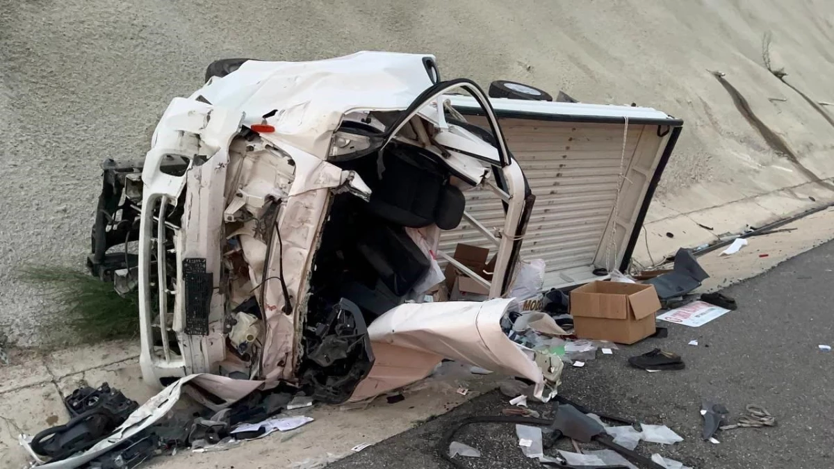 Bursa\'da kamyona arkadan çarpan kamyonet şarampole düştü, 1 kişi hayatını kaybetti