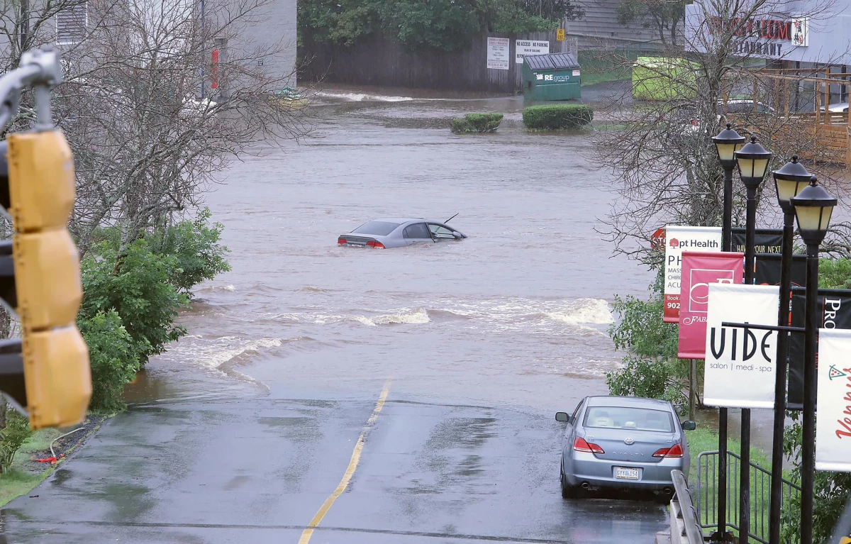 Nova Scotia\'da Şiddetli Sel Felaketi: Bedford Place AVM\'sinin Girişi Sular Altında