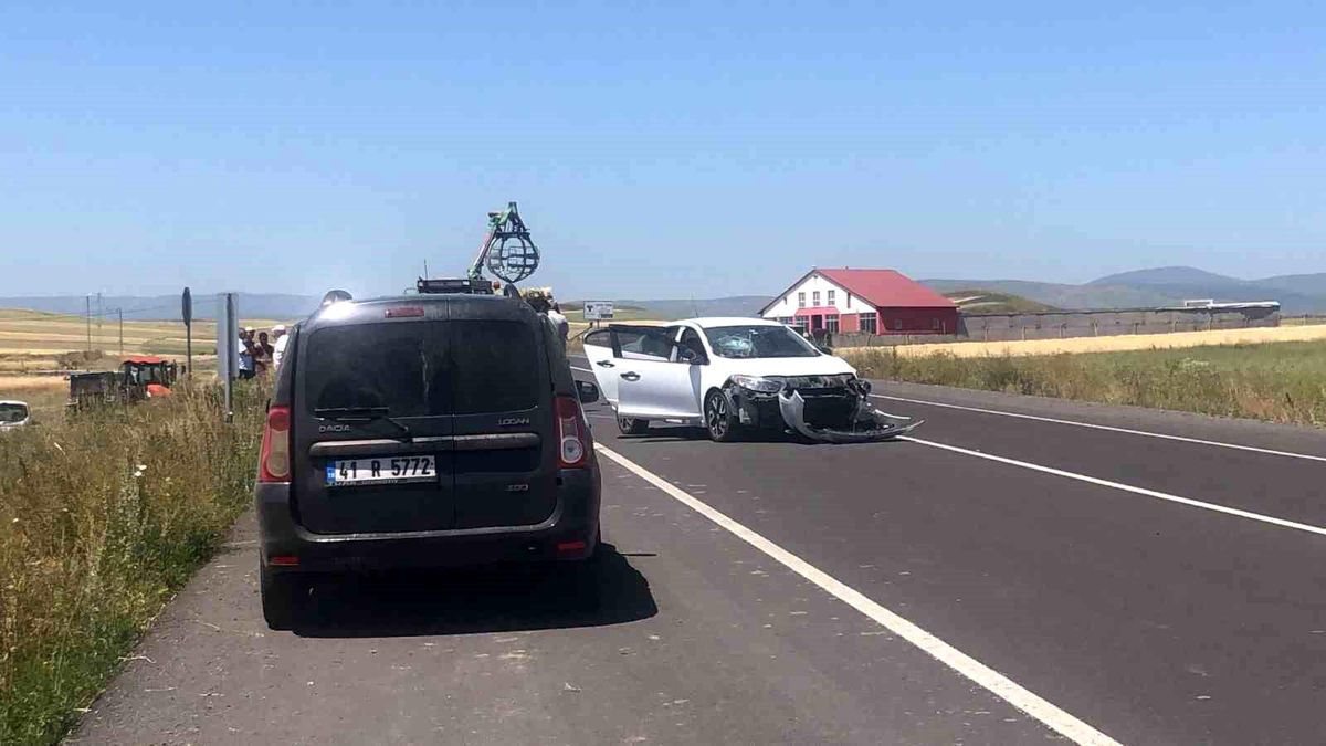 Kars\'ta Ot Yüklü Traktör ile Otomobil Çarpıştı