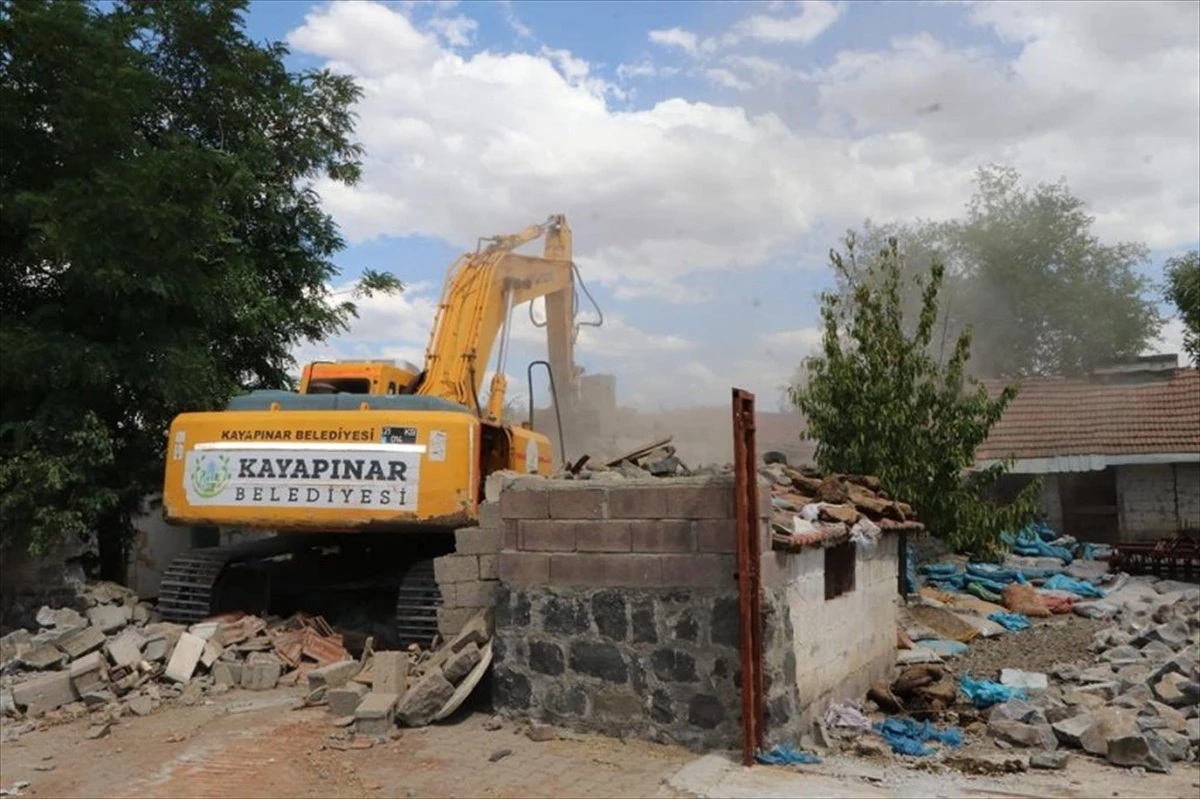 Kayapınar Belediyesi, ağır hasarlı evlerin yıkımına başladı