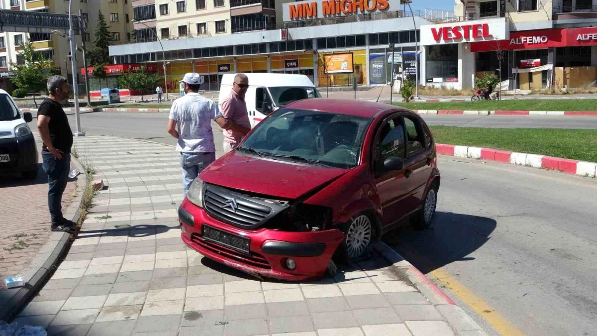 Malatya\'da otomobil refüje çarptı: 2 yaralı