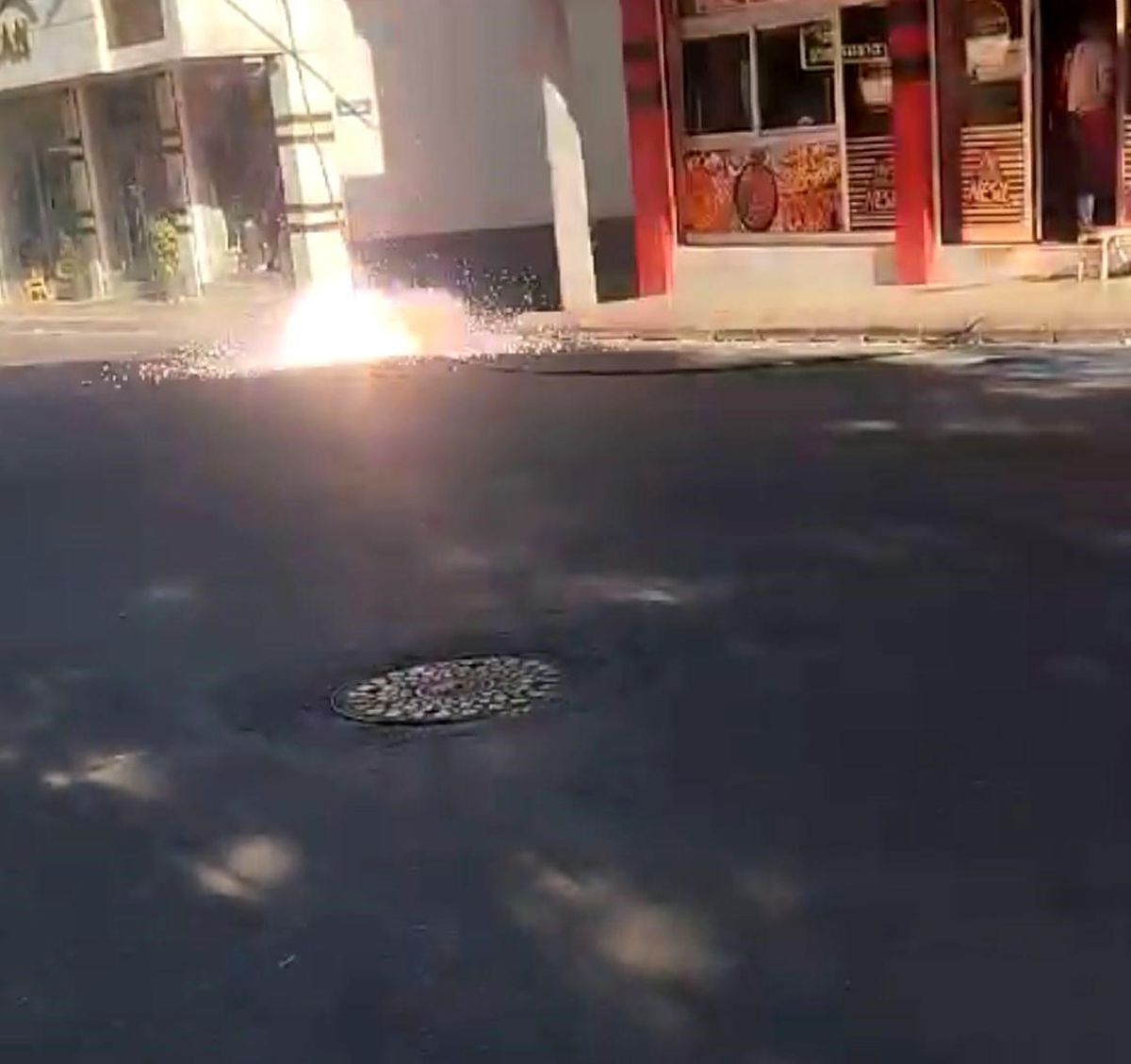 Kahramanmaraş\'ta Elektrik Direği Kıvılcımları Korku Dolu Anlara Neden Oldu