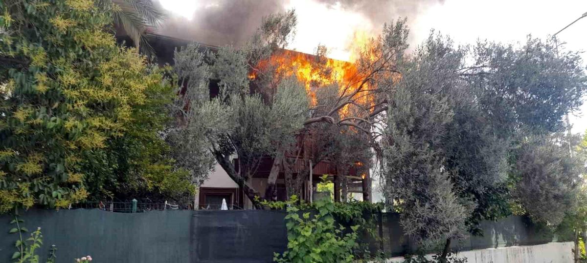 Muğla\'da Ahşap Çatıda Çıkan Yangın İtfaiye Tarafından Söndürüldü