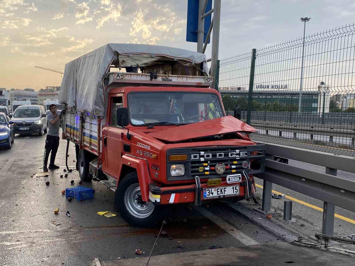 Küçükçekmece\'de Meyve Yüklü Kamyonete Arkadan Çarpan Otomobilde 2 Kişi Hayatını Kaybetti