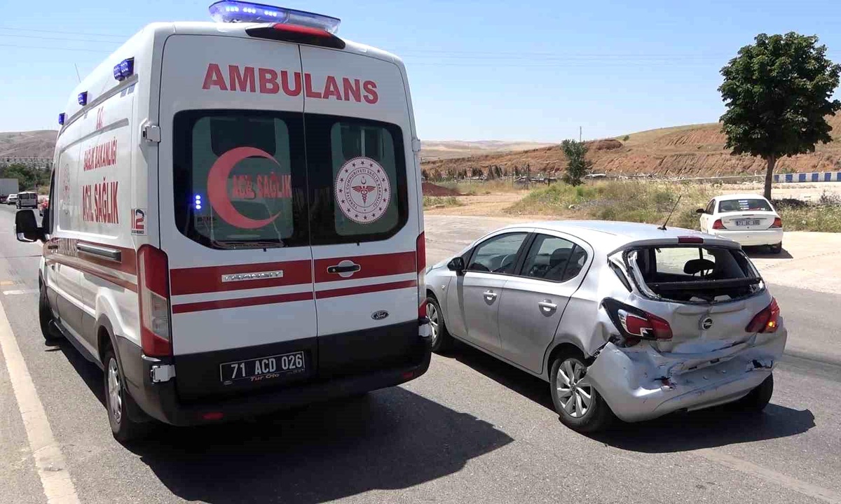 Kırıkkale\'de oto kurtarıcı ile otomobilin çarpıştığı kazada, aynı aileden 4 kişi yaralandı