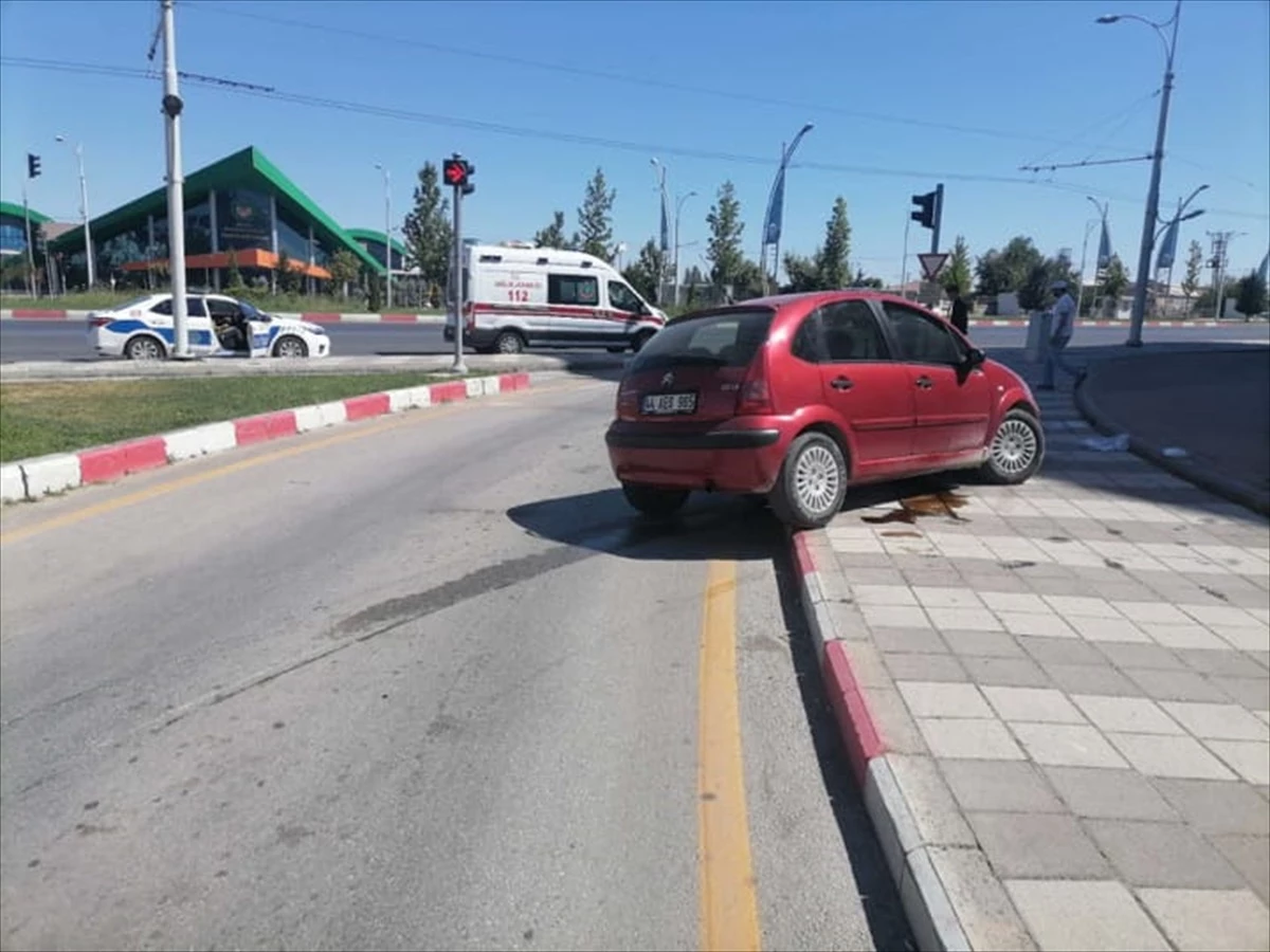 Malatya\'da refüje çarpan otomobildeki 2 kişi yaralandı