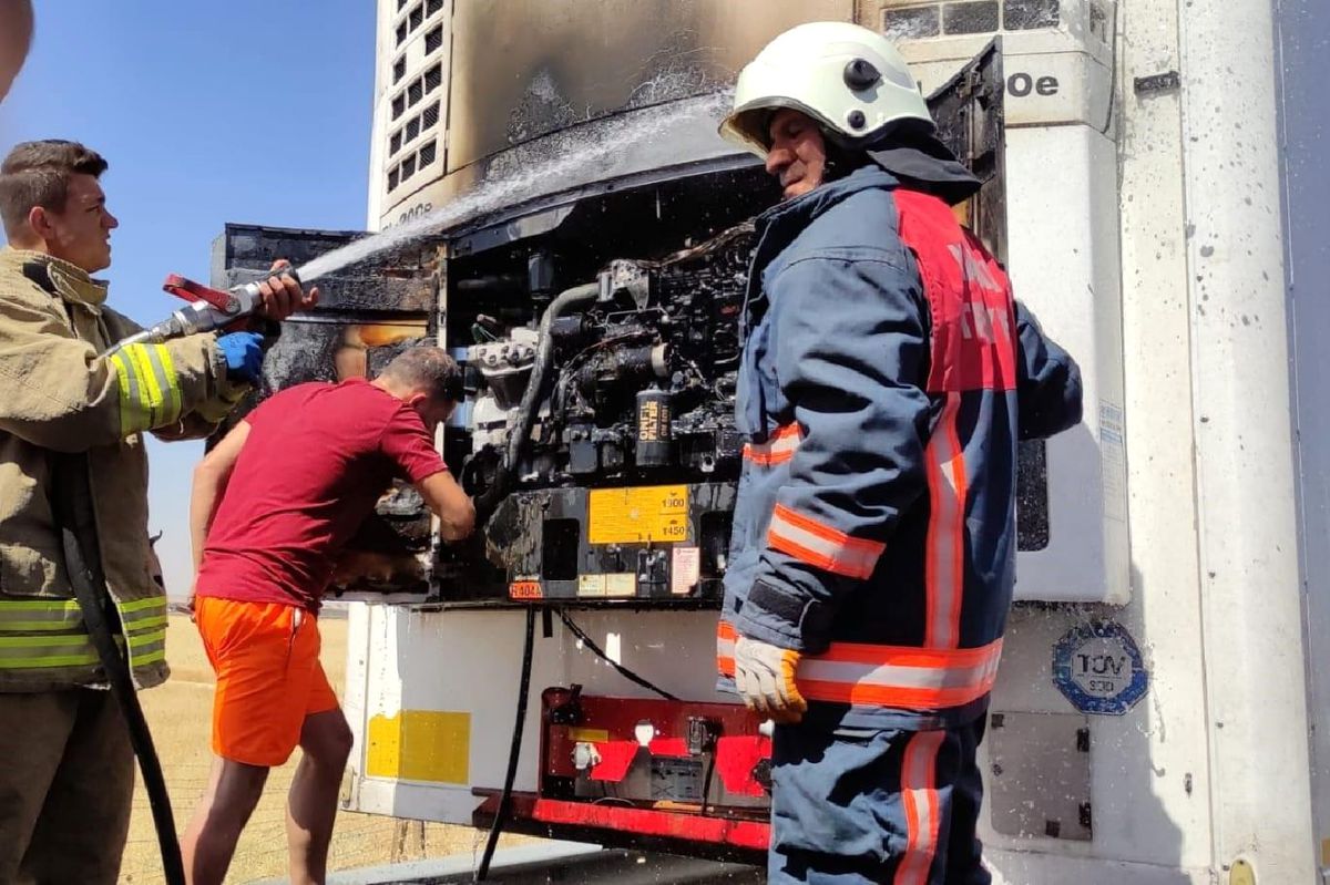 Mardin\'de dondurma yüklü tırın soğutma motorunda yangın çıktı
