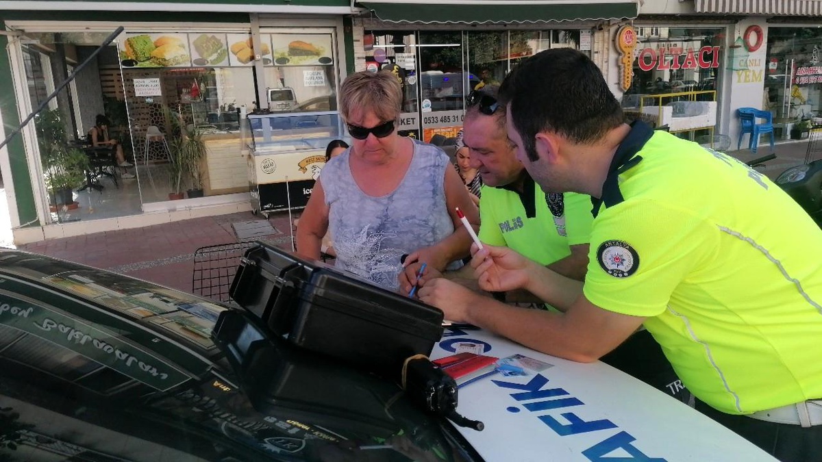 Antalya\'da Alman kadının kullandığı motosiklete çarpmamak için direksiyon kırıldı, sürücü yaralandı