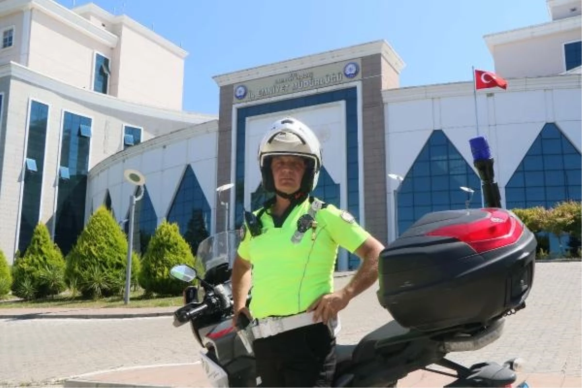 Trafik Polisi Motosiklet Sürücüsüne Nasihat Verdi