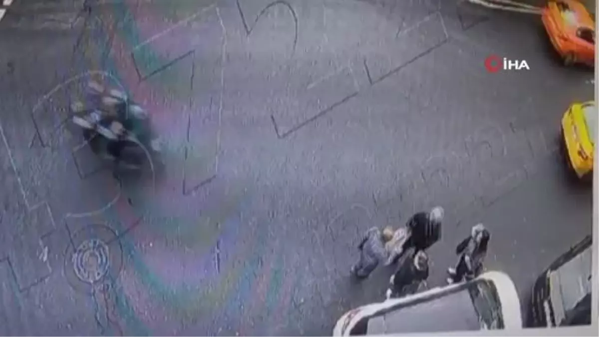 Motosikletli telefon hırsıları kamerada