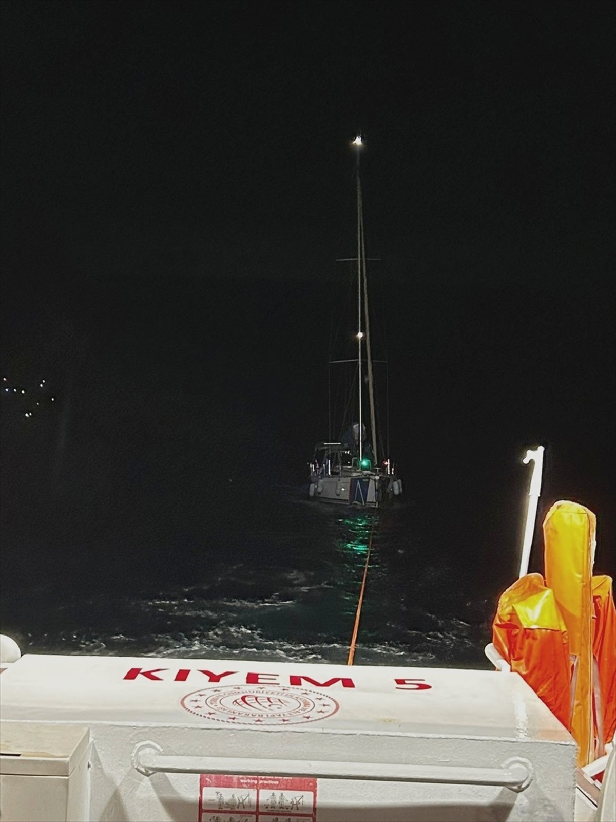 Muğla Fethiye açıklarında sürüklenen teknedeki 3 kişi kurtarıldı