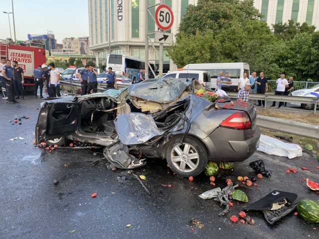 Otomobil, meyve yüklü kamyonete arkadan çarptı: 2 ölü Otomobil, meyve yüklü kamyonete arkadan çarptı: 2 ölü