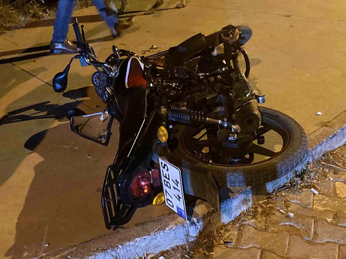 Antalya\'da otomobil ile motosiklet çarpıştı: Motosiklet sürücüsü ağır yaralandı