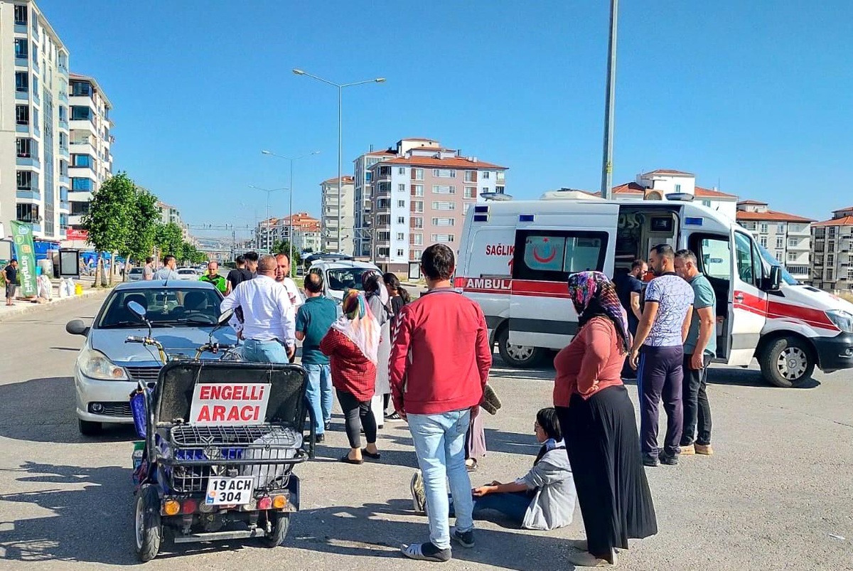 Çorum\'da Otomobil ile Elektrikli Bisiklet Çarpışması: 2 Kişi Yaralandı