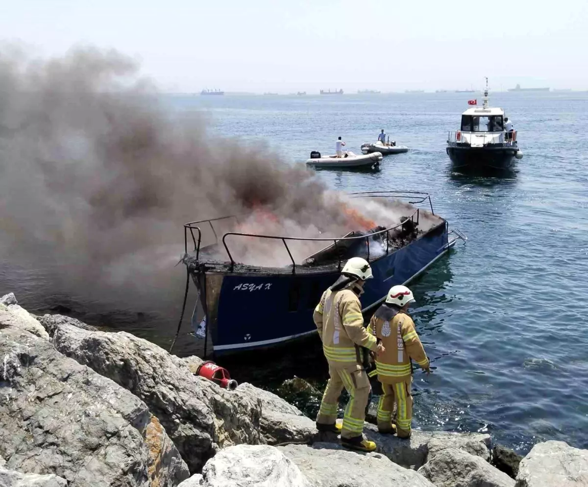 Pendik Marina\'da Teknede Yangın Çıktı