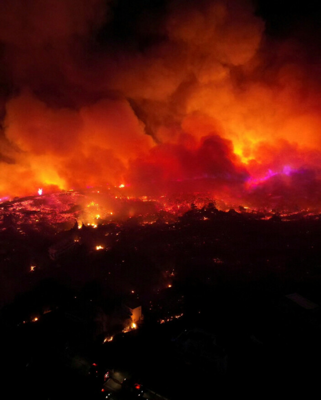 Rodos Adası'nda 6 gündür devam eden yangında 19 bin kişi tahliye edildi