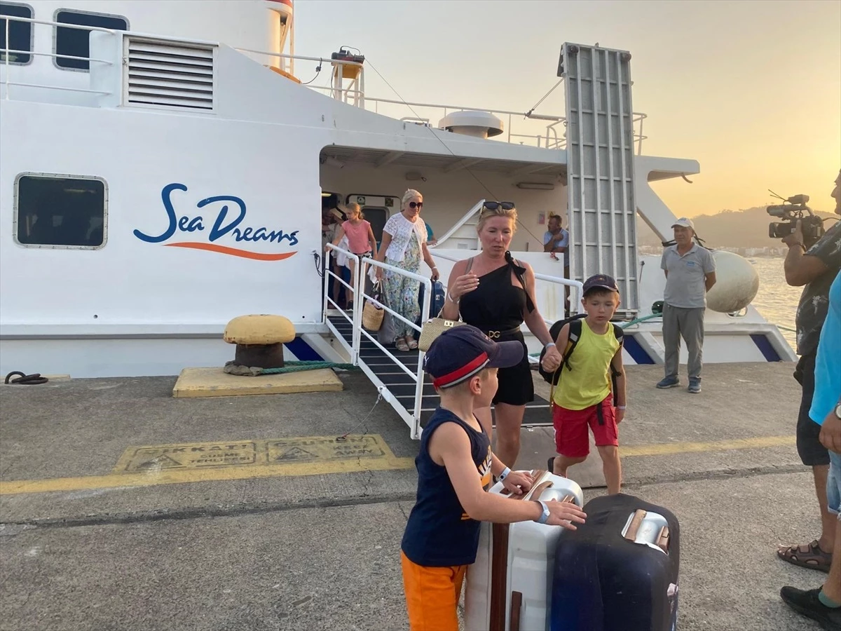 Rodos Adası\'ndan tahliye edilen 95 turist Marmaris\'e getirildi