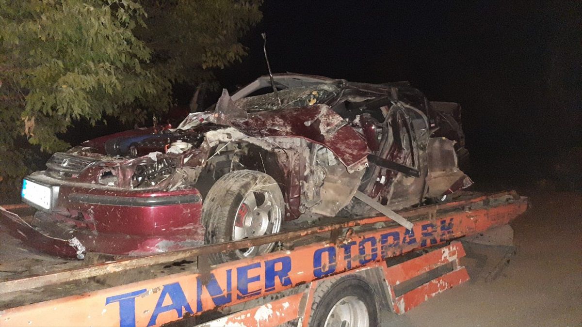 Samsun\'da Otomobil Köprünün Korkuluklarına Çarptı: 3 Yaralı