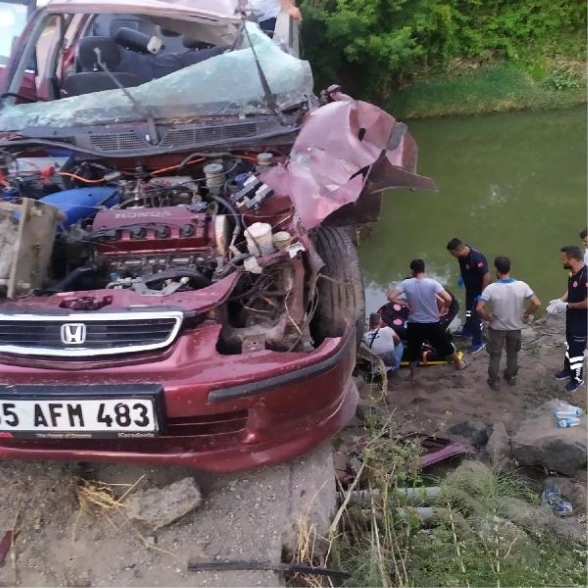 Samsun\'da Otomobil Köprünün Korkuluklarına Çarptı: 3 Yaralı