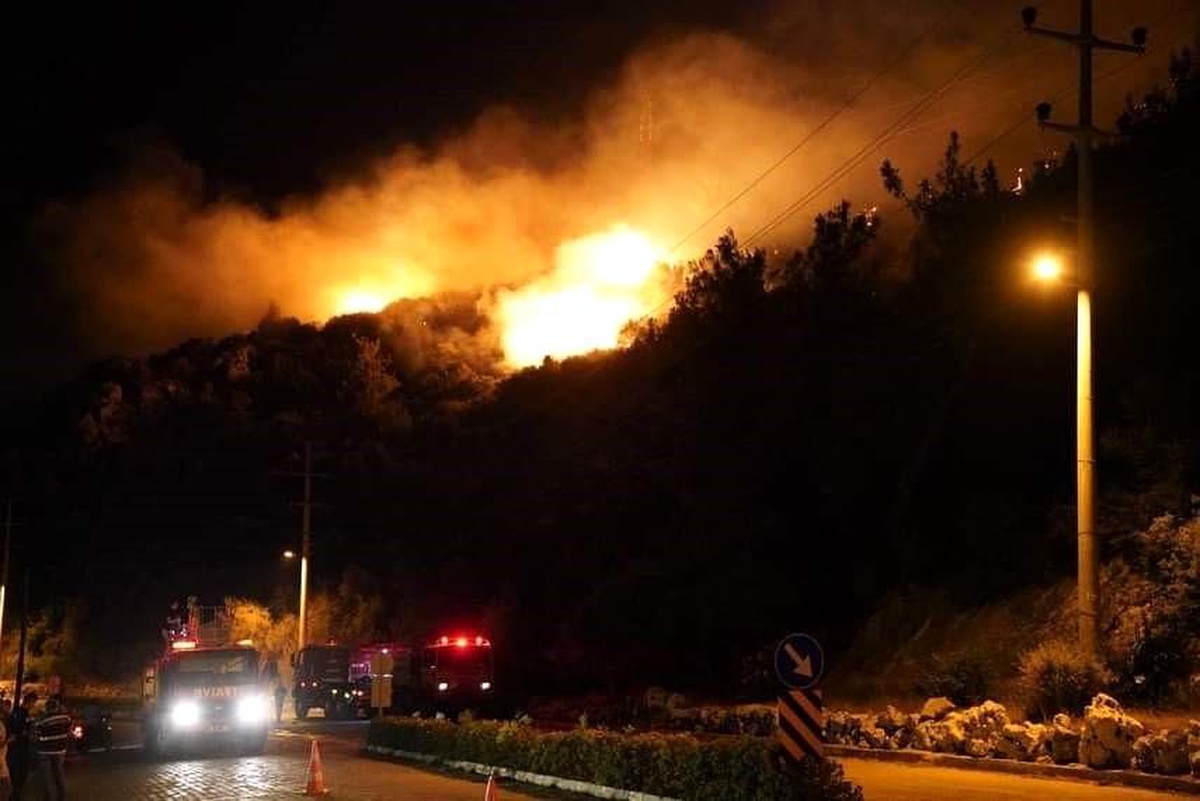 Muğla Seydikemer\'deki yangına gece görüşlü helikopter bekleniyor