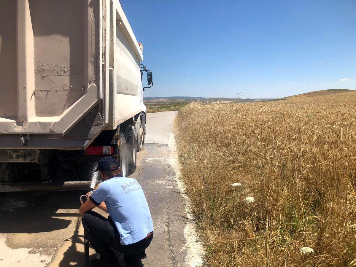 Çorum\'un Alaca ilçesinde seyir halindeki kamyonda çıkan yangın söndürüldü