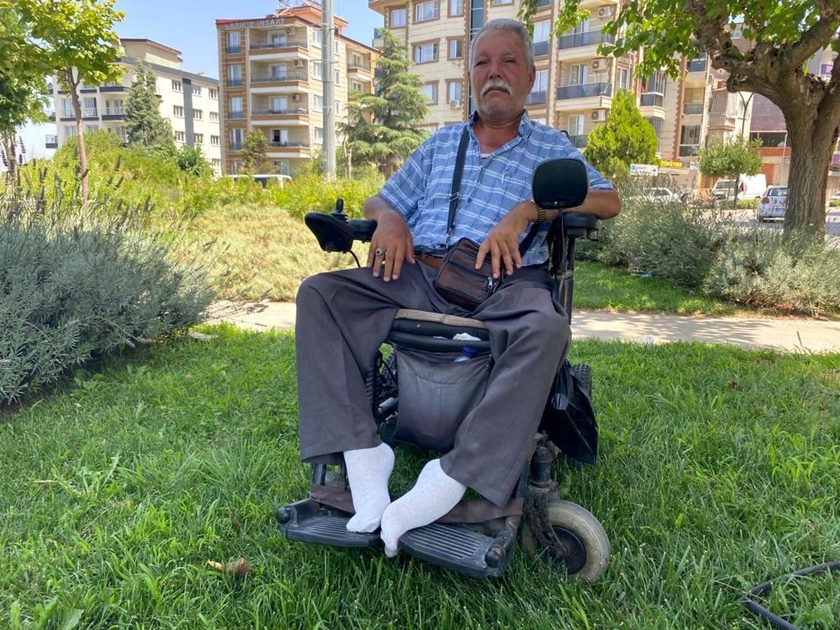 Manisa\'da Araç Termometreleri 49 Dereceyi Gösterirken Engelli Vatandaş Ağaç Gölgesine Sığındı