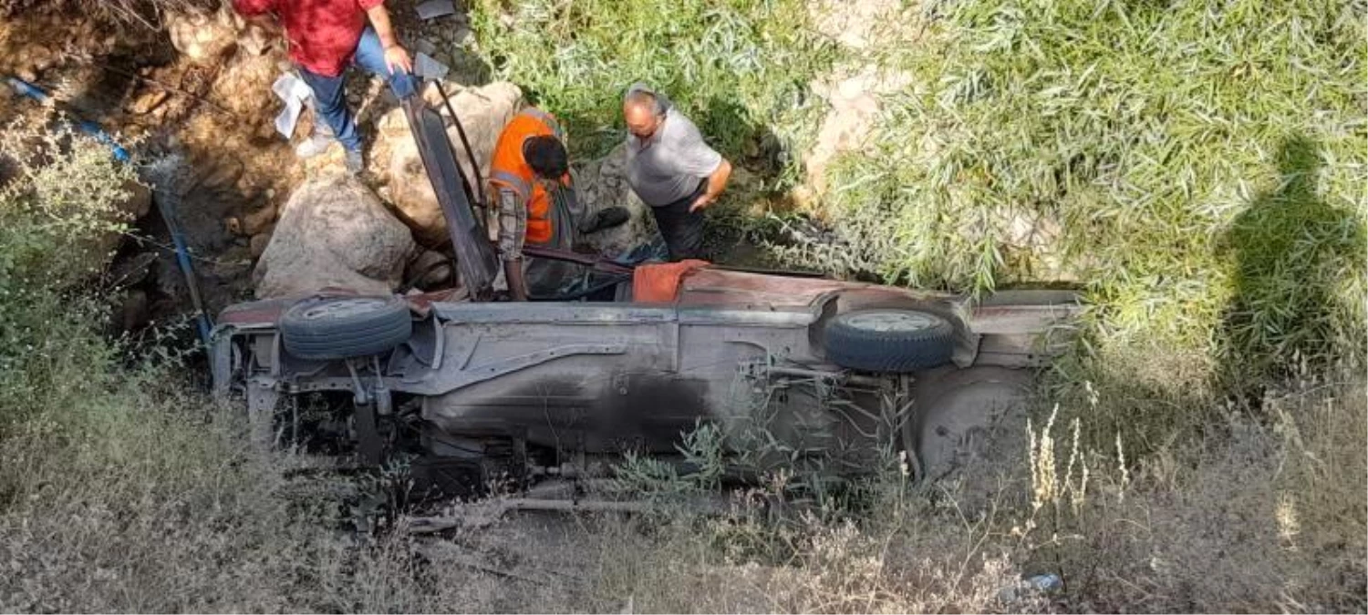 Siirt\'te araç şarampole yuvarlandı, sürücü hayatını kaybetti