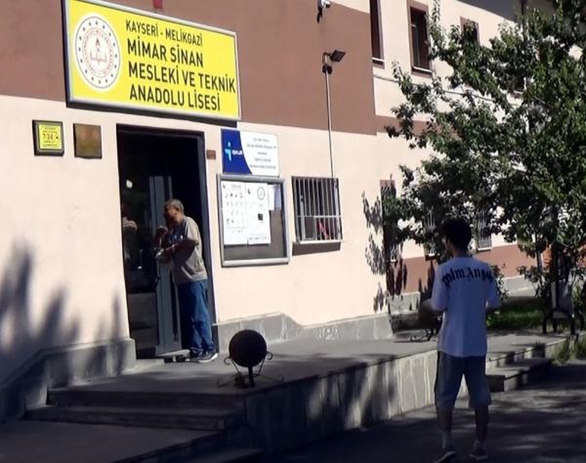 KPSS\'ye geç kalan öğrencilerin içeri alınması için çaba gösteren vatandaşın çabası