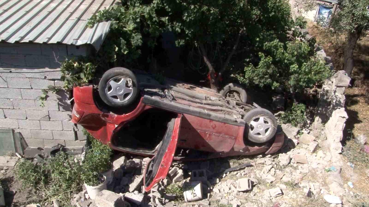 Kayseri\'de Otomobilin Eve Girmesi Sonucu 5 Kişi Yaralandı
