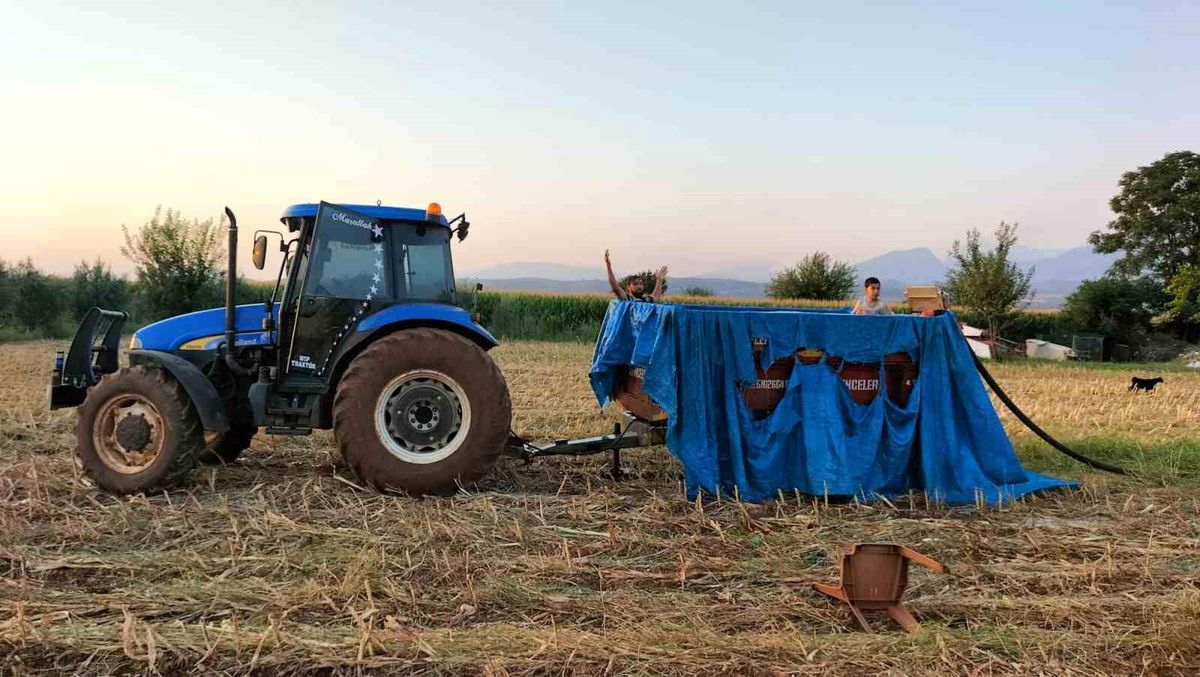 Osmaniye\'de Vatandaşlar Traktör Römorkunda Serinledi