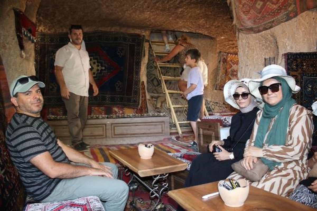 Kapadokya\'da Sıcaktan Bunalan Turistler Peribacalarındaki Kafeleri Tercih Ediyor