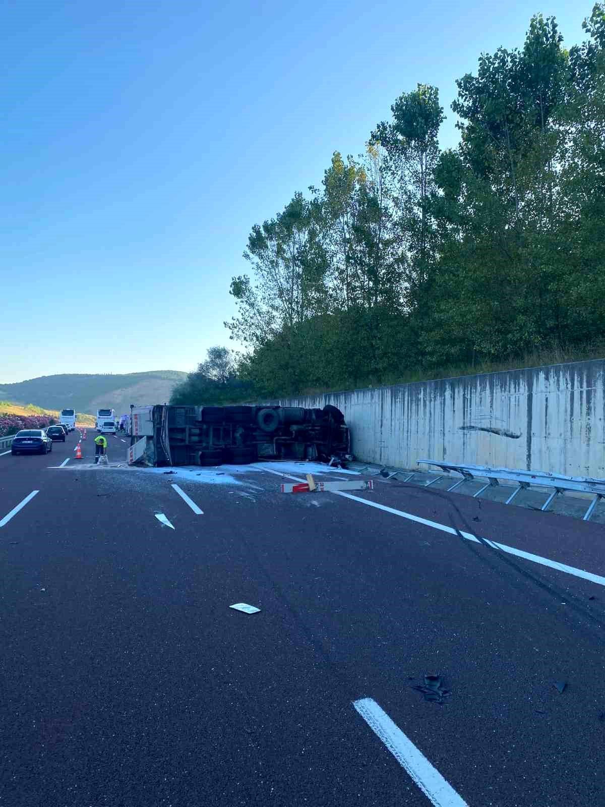 İstanbul-İzmir otobanında otobüs ile tırın çarpışması sonucu 1 kişi öldü, 4 kişi yaralandı